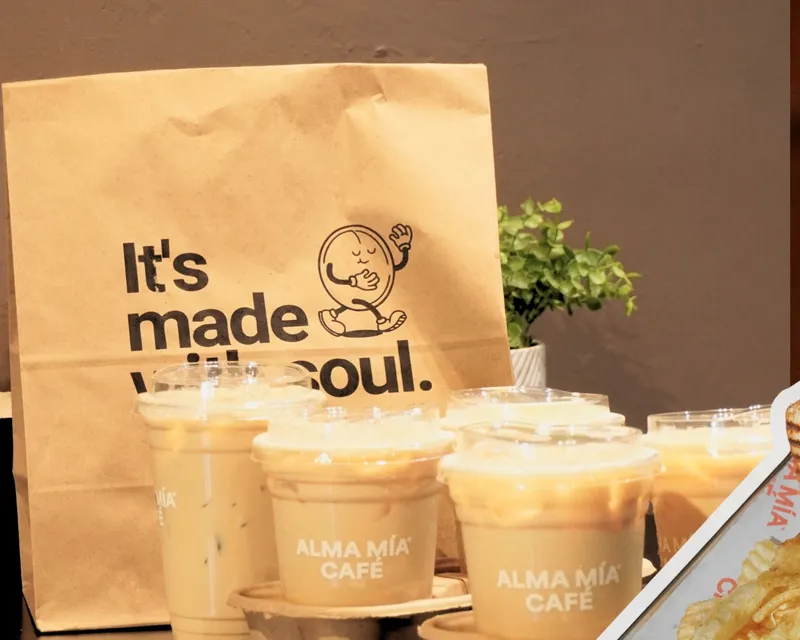 Bolsa de Alma Mía con su lema It's made with soul y bebidas para llevar