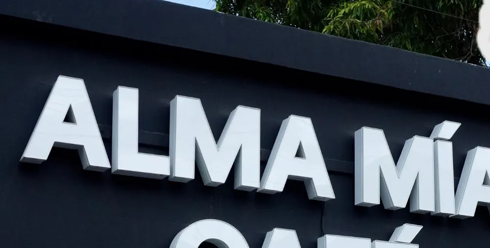 El letrero de Alma Mía Café en su fachada negra