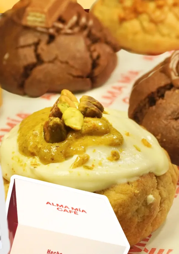 Galletas de Alma Mía: una con pistache y chocolate blanco, y otras de chocolate